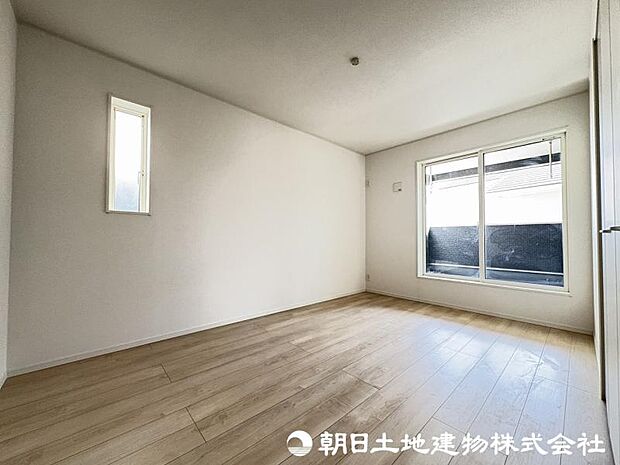 <主寝室>バルコニーに面した明るい主寝室7.2帖です。