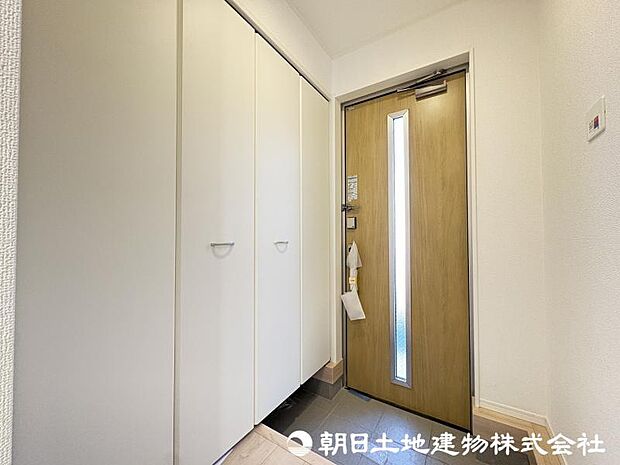<玄関>靴をすっきりと収納できるシューズボックス付きです。