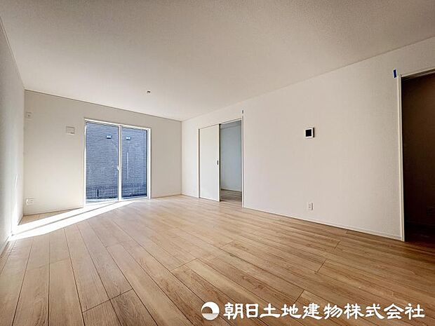 <リビング>東南向きの明るいリビングでお寛ぎいただけます。