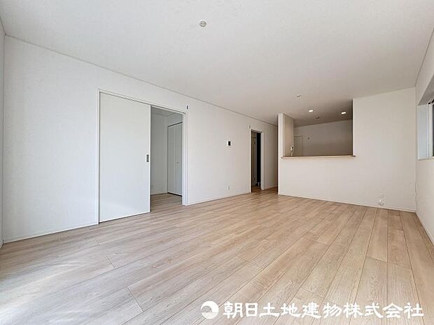 <ダイニング>対面キッチン前の広いダイニングスペースです。