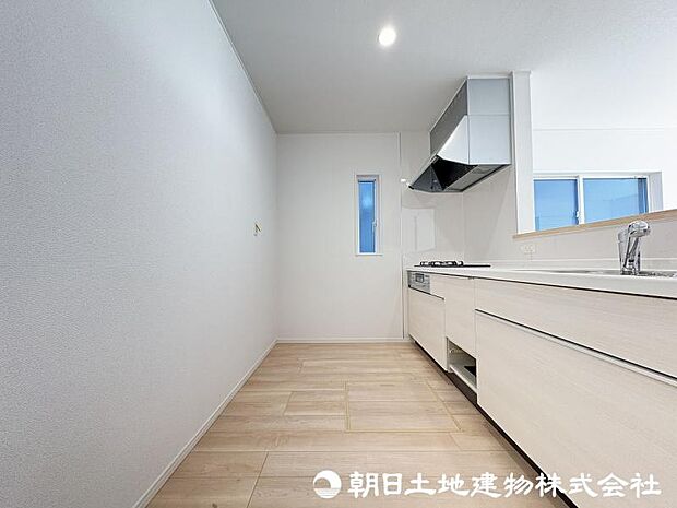 <キッチン>冷蔵庫や食器棚を置いても広い家事スペースを確保しています。