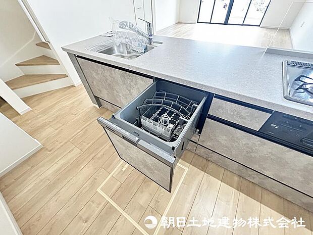 ＜キッチン＞奥様に人気のビルトイン食器洗浄機付です。
