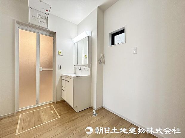 ＜洗面室＞キッチン背面から使え家事動線がスムーズです。