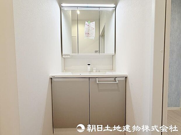 <洗面台>すっきりと収納ができる三面鏡タイプの洗面台です。