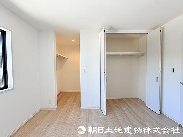 <クローゼット>お洋服やお荷物をすっきりと収納できます。