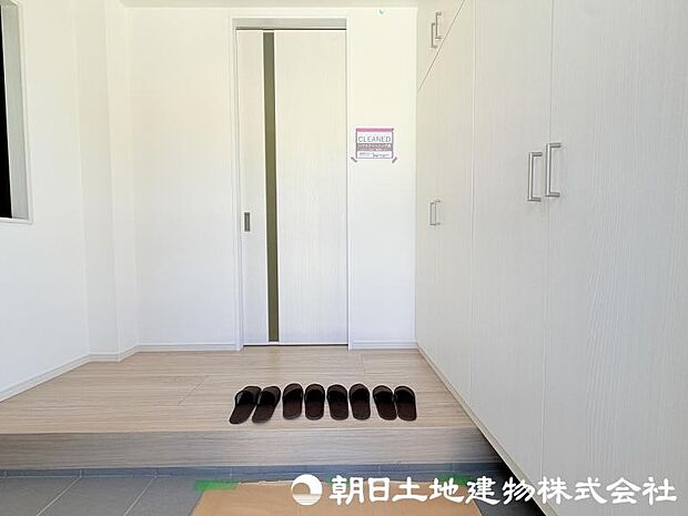 <玄関>広い玄関でお客様をお出迎え致します。