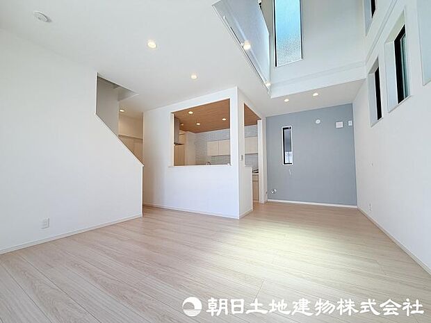 <リビング>シーリングファンがまわるお洒落なLDK19帖でお寛ぎいただけます。