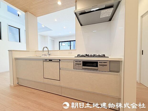 <キッチン>お料理中も会話が弾む明るい対面キッチンです。