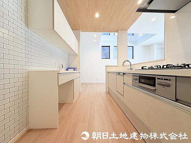 <キッチン>奥様に人気のビルトイン食器洗浄機&カップボード付きです。