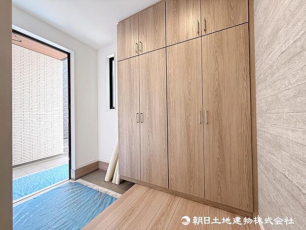 ＜玄関＞ご家族の靴をたっぷり仕舞える、大型のシューズボックス付です