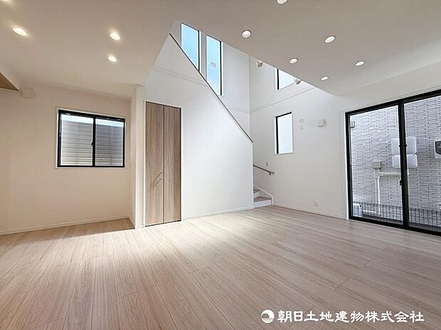 ＜リビング＞天井の吹抜から光が差す、オシャレなリビングです