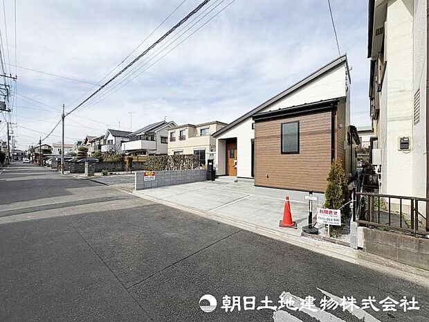 <外観>周辺は平坦な地形ですので自転車や徒歩での移動もスムーズです。