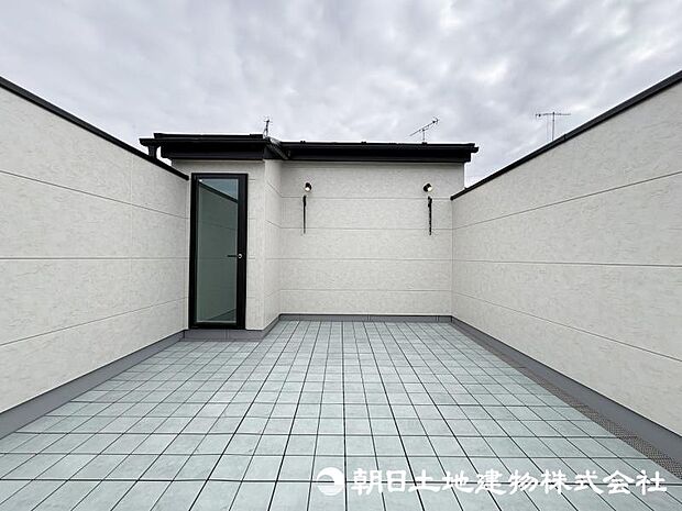 <屋上バルコニー>ゆったりとお洗濯物を干せる屋上バルコニーも魅力です。