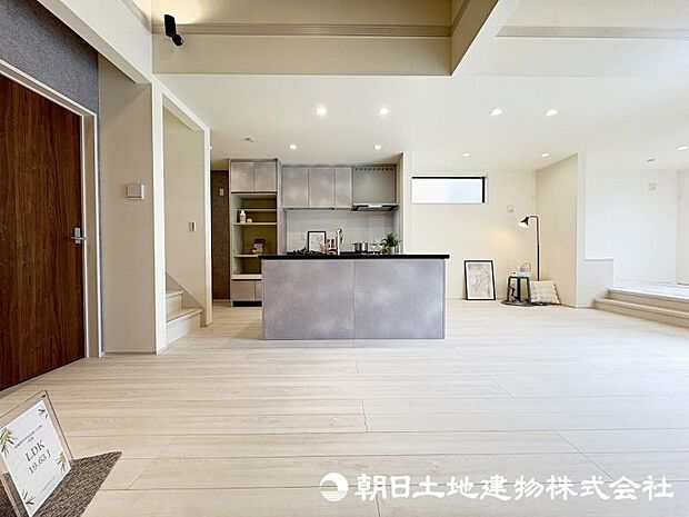 <リビング>勾配天井で開放感のあるLDK19.6帖でお寛ぎいただけます。