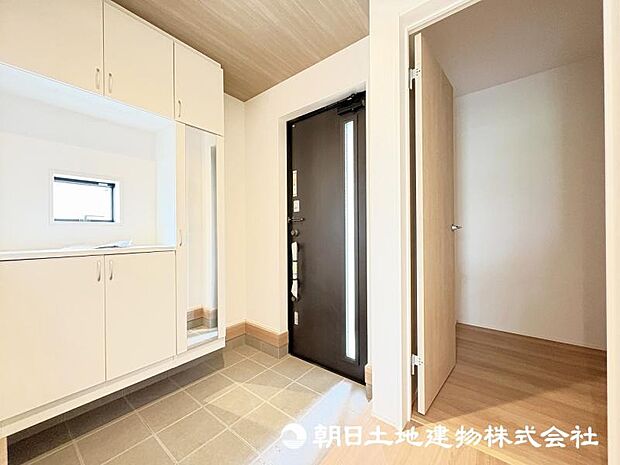<玄関>身だしなみをチェックできるミラー付きです。
