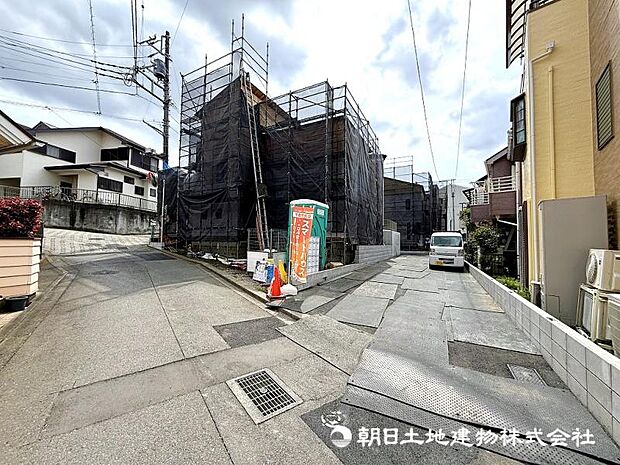 ＜現地＞静かな住宅地内に立地しています。