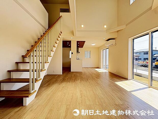 ＜リビング＞吹き抜け＆スケルトン階段で開放感のあるリビング空間です。