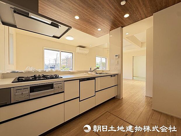 ＜キッチン＞お料理中も会話が弾む明るい対面キッチンです。