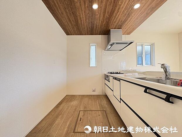 ＜キッチン＞冷蔵庫や食器棚を置いても広い家事スペースを確保しています。