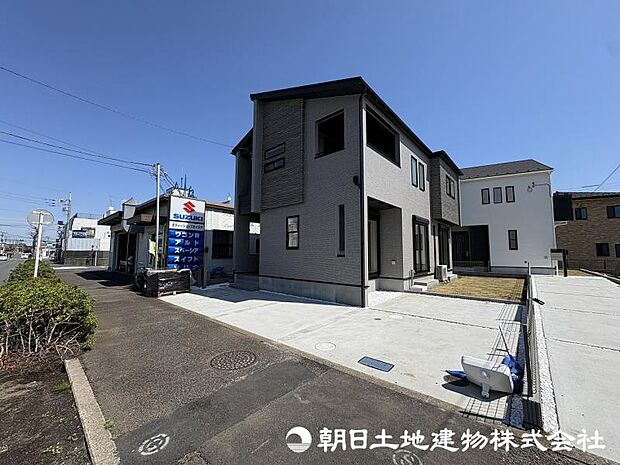 ＜外観＞南西側が隣地カースペースで陽当たり良好です。