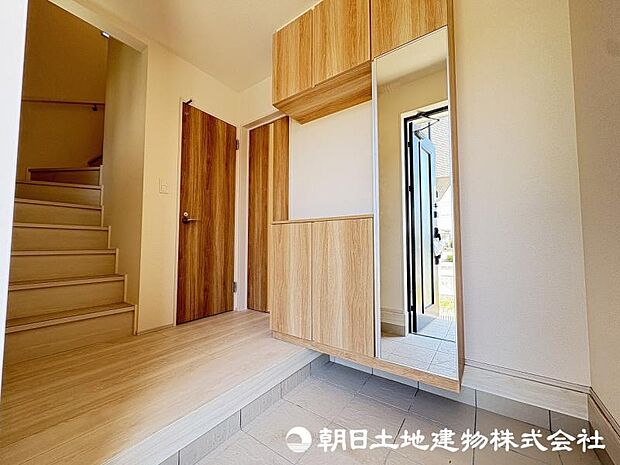 ＜玄関＞身だしなみをチェックできるミラー付きです。