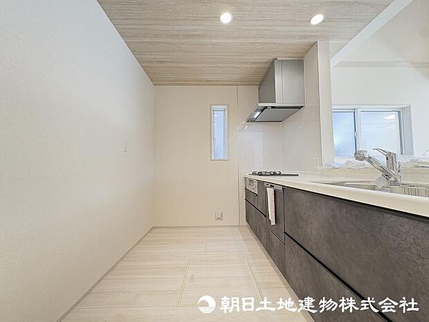 ＜キッチン＞冷蔵庫や食器棚を置いても広い家事スペースを確保しています。