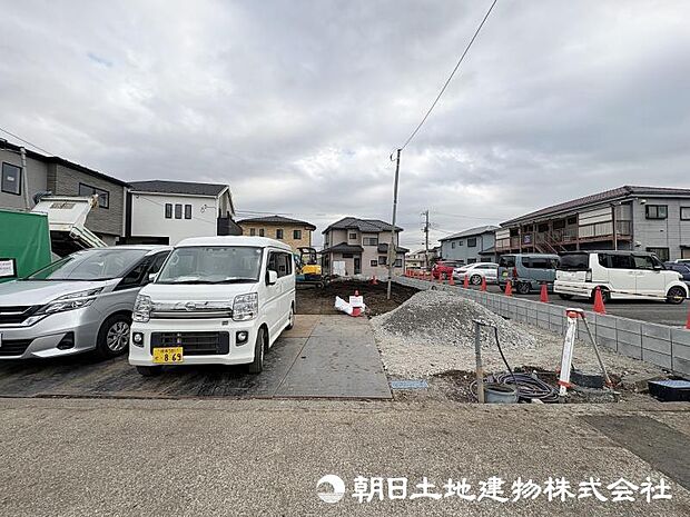 ＜現地＞カースペースには車縦列3台駐車可能です。