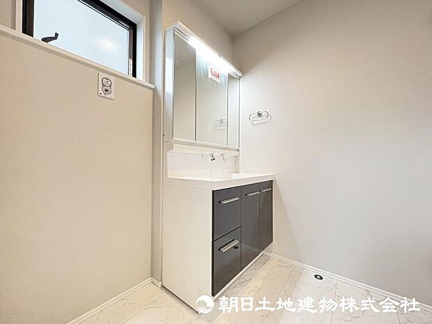 <洗面台>すっきりと収納ができる三面鏡タイプの洗面台です。