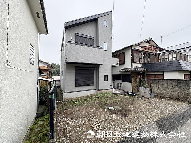 <カースペース>敷地内のカースペースには車並列2台駐車可能です。