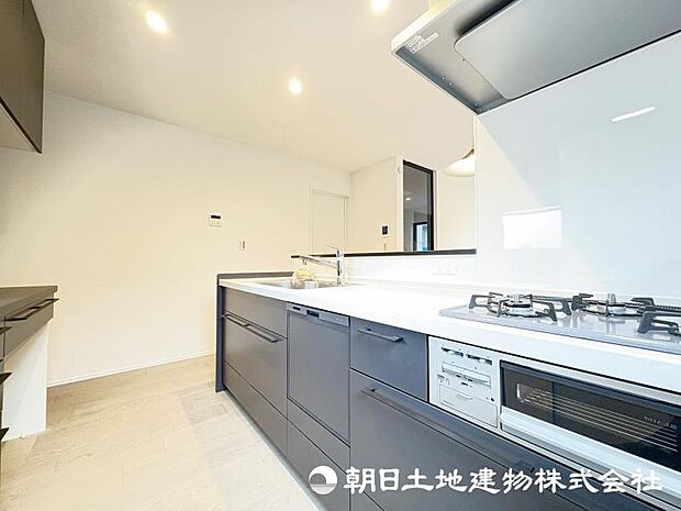 <キッチン>お料理中も会話が弾む明るい対面キッチンです。