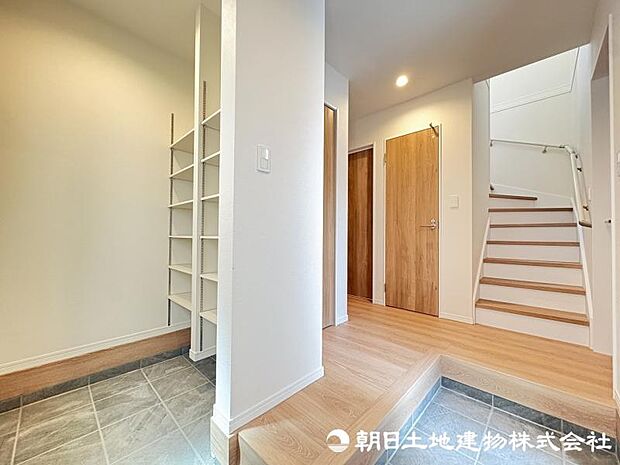 ＜玄関＞ベビーカーやゴルフバックを置ける広いシューズインクロークが魅力です。