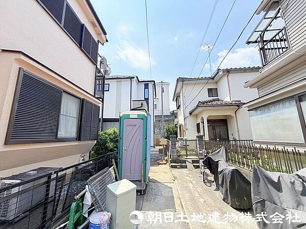 <現地>交通量の少ない住宅地内に立地しています。