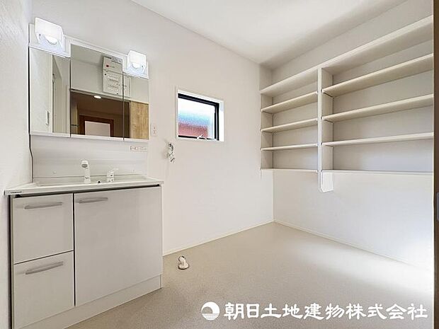 <洗面室>タオル等を収納できる可動棚付きです。