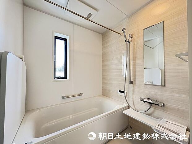 <浴室>1坪タイプの広いユニットバスです。