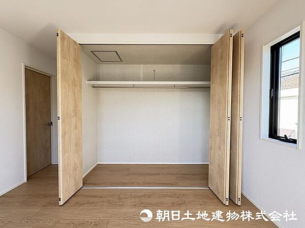 <収納>各洋室にクローゼットがありますので、お洋服やお荷物をすっきりと収納できます。
