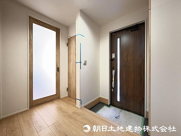 <玄関>靴をすっきりと収納できるシューズボックス付きです。