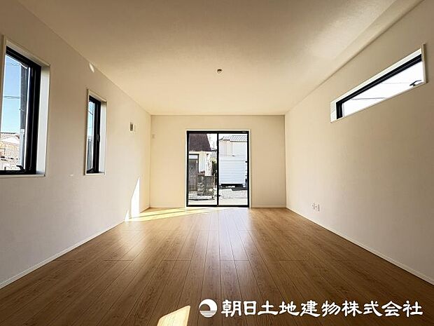 <リビング>南向きの大きな窓がある明るいリビング空間です。