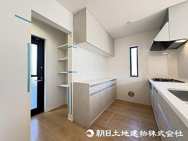 <キッチン>奥様に人気のカップボードとパントリー収納も便利です。