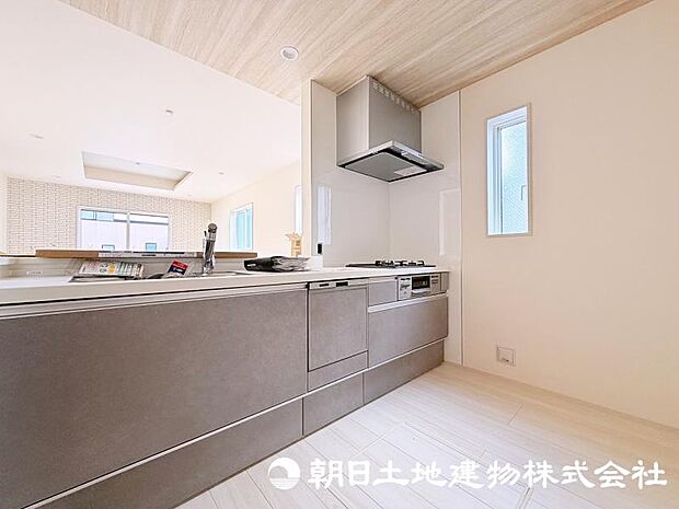 毎日の料理が楽しくなる、使い勝手に配慮したキッチン。家族との会話を楽しみながら、心地よい時間をお過ごしいただけます。 