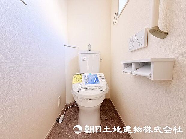 毎日使う場所だからこそ、清潔感と使いやすさが大切なトイレ。快適な暮らしをサポートする落ち着いた空間です。