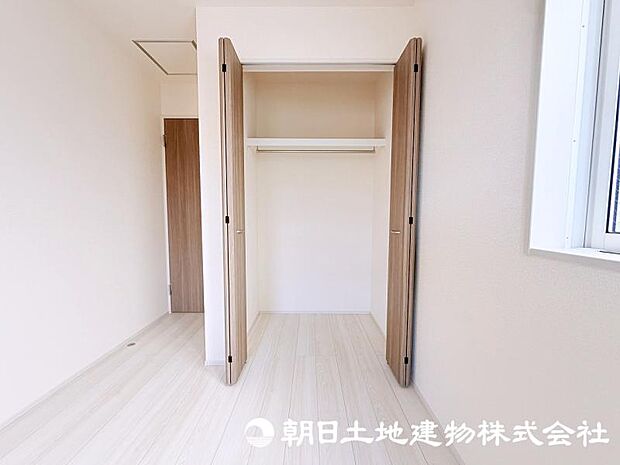 日々増える荷物もすっきり片付けられる収納スペース。居住空間を広く快適に使える便利な設備です。 