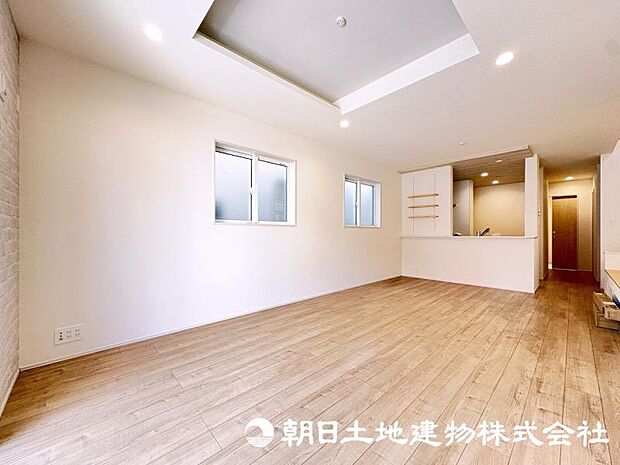 家族が自然と集まるリビングは、毎日の暮らしを心地よく彩る安らぎの空間です。家具の配置やインテリア次第で、お好みの雰囲気にコーディネートできます。