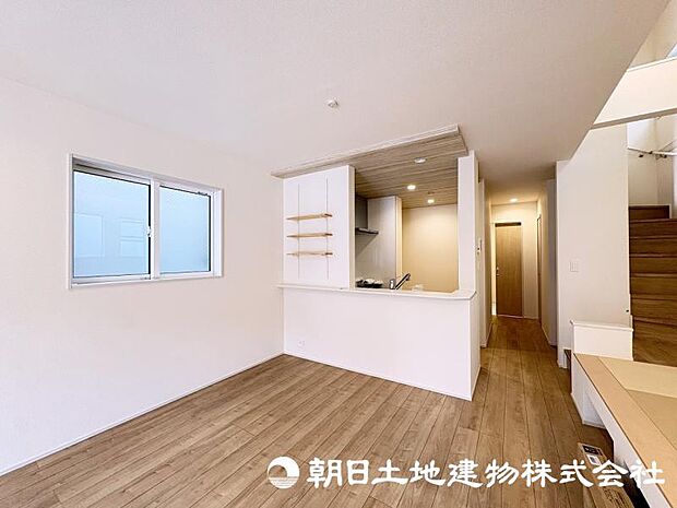 日々の暮らしの中心となるリビングは、居心地の良さと使いやすさを兼ね備えた空間です。家族との会話を楽しみながら、快適な時間を過ごせます。