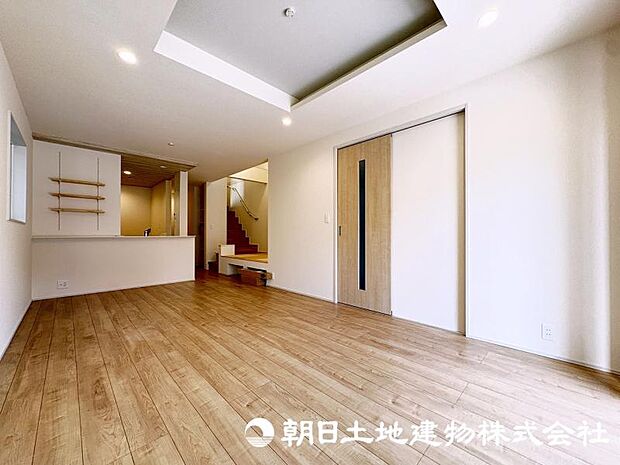 日々の暮らしの中心となるリビングは、居心地の良さと使いやすさを兼ね備えた空間です。家族との会話を楽しみながら、快適な時間を過ごせます。