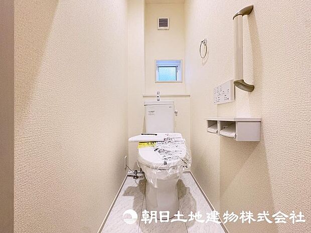 毎日使う場所だからこそ、清潔感と使いやすさが大切なトイレ。快適な暮らしをサポートする落ち着いた空間です。
