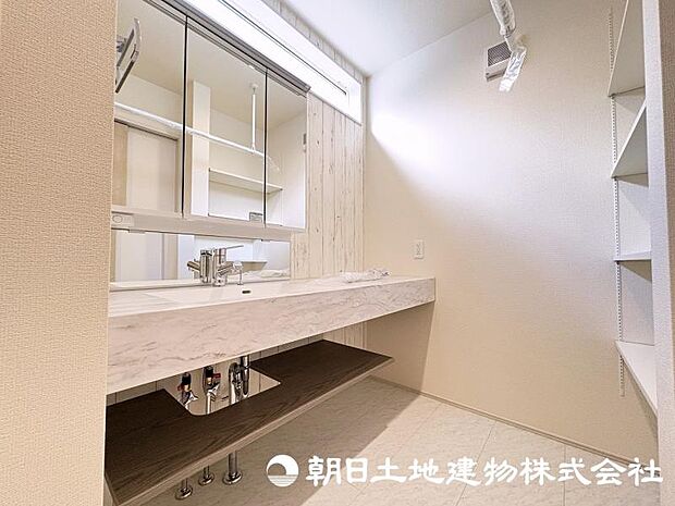 朝の準備から帰宅後の手洗いまで、家族みんなが使いやすい洗面所。快適な暮らしを支える実用的なスペースです。