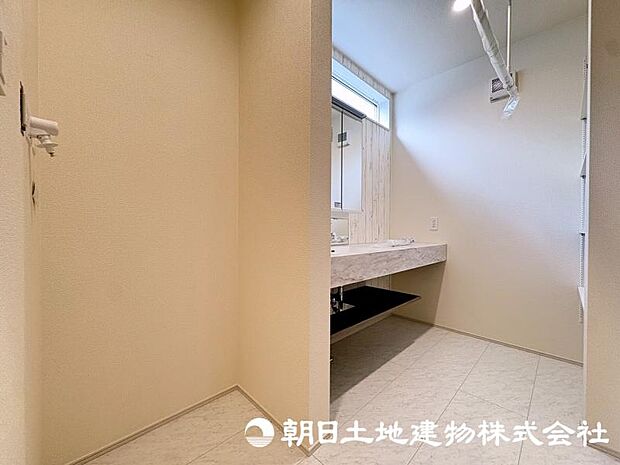 朝の準備から帰宅後の手洗いまで、家族みんなが使いやすい洗面所。快適な暮らしを支える実用的なスペースです。