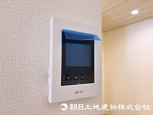来訪者を室内から確認できるモニター付きインターホンを備え、安心感のある暮らしをサポートします。