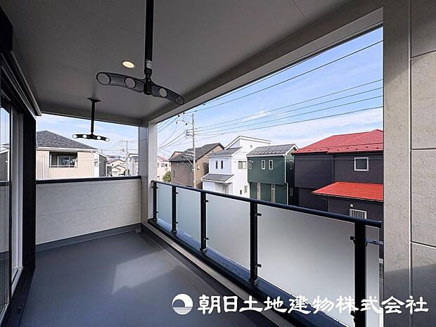 住まいに開放感をプラスするバルコニー。日当たりや風通しを感じながら、心地よい時間を過ごせる場所です。
