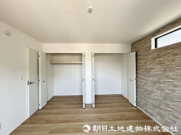 <収納>各洋室にクローゼットがありお洋服やお荷物をすっきりと収納できます。